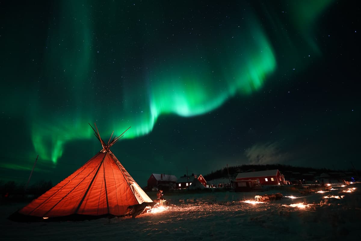 Aurora hunting tour with guide on the Finnmarksvidda plateau